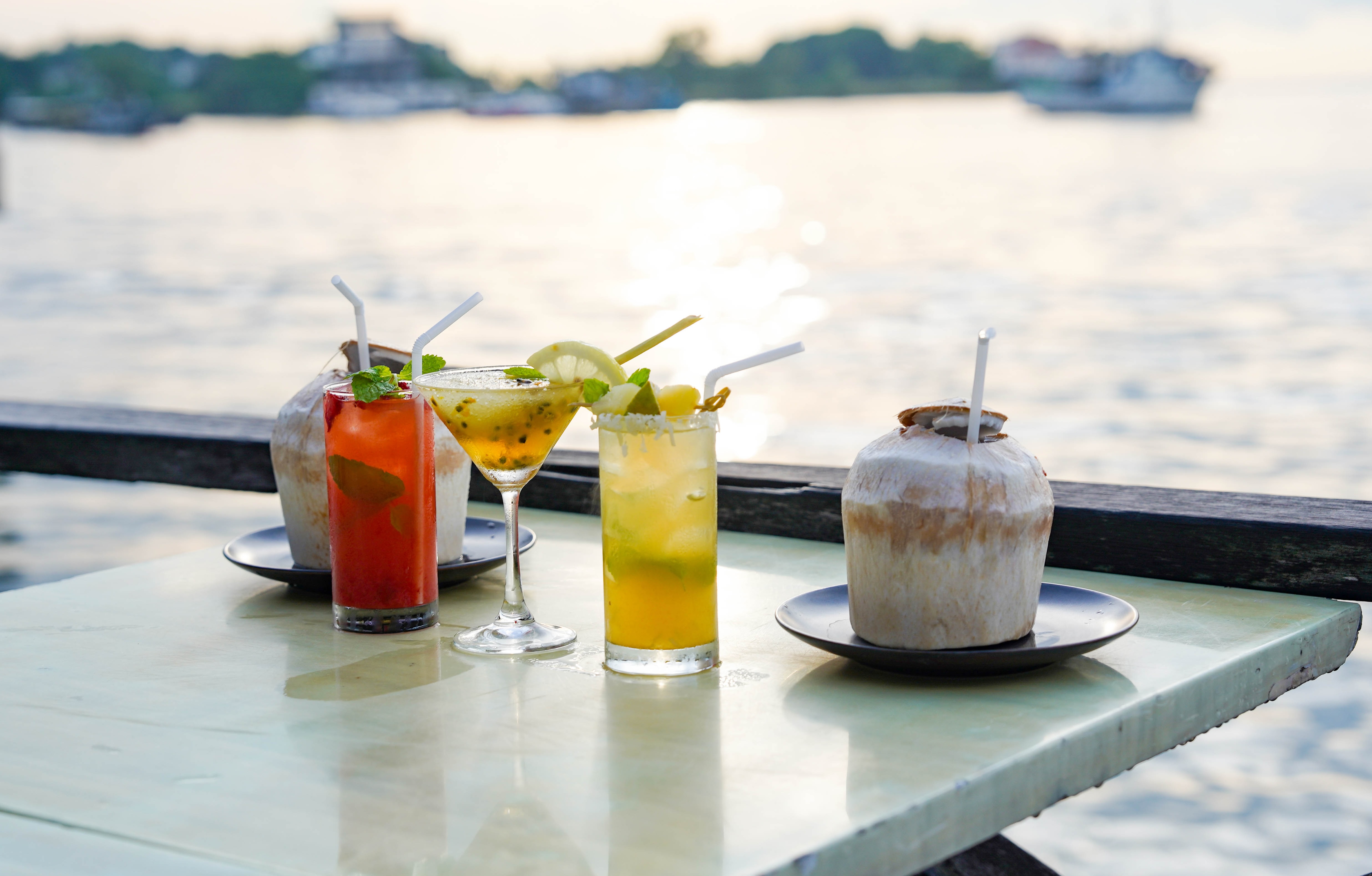 코타키나발루 선셋바에서 즐기는 트로피컬 칵테일과 코코넛 음료